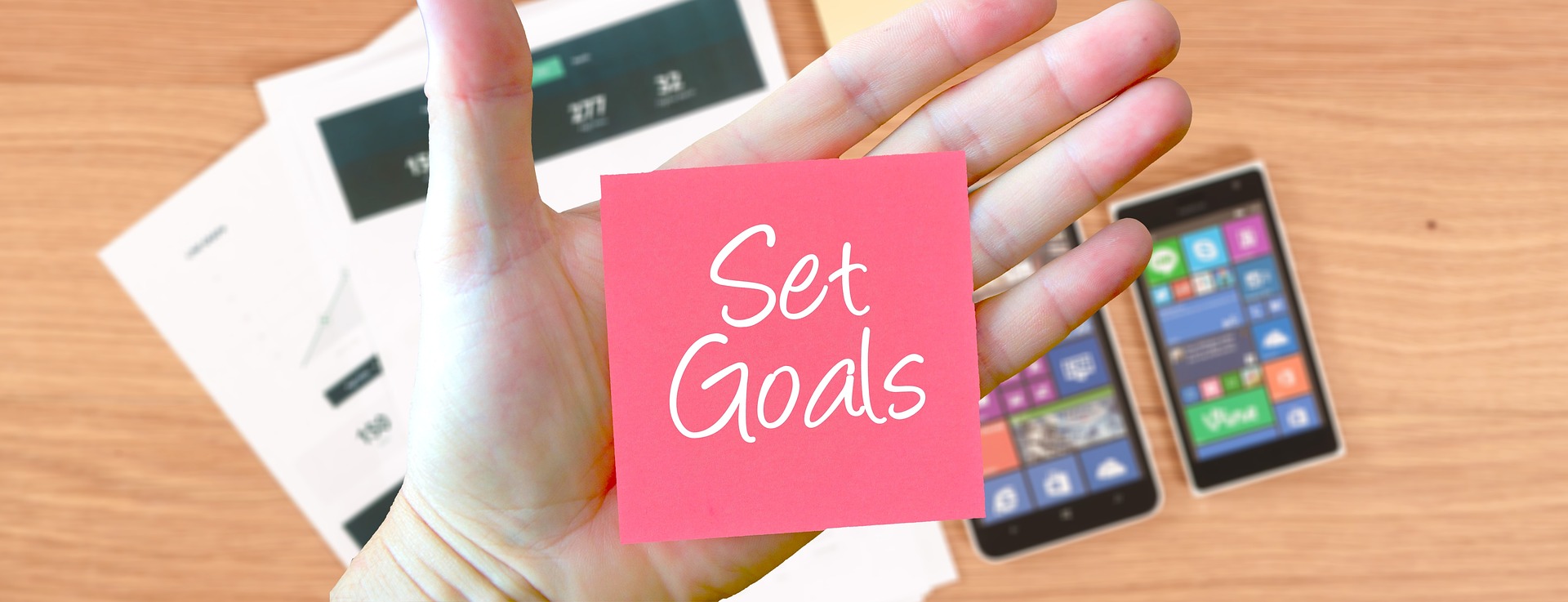 Sticky note with "set goals" on top